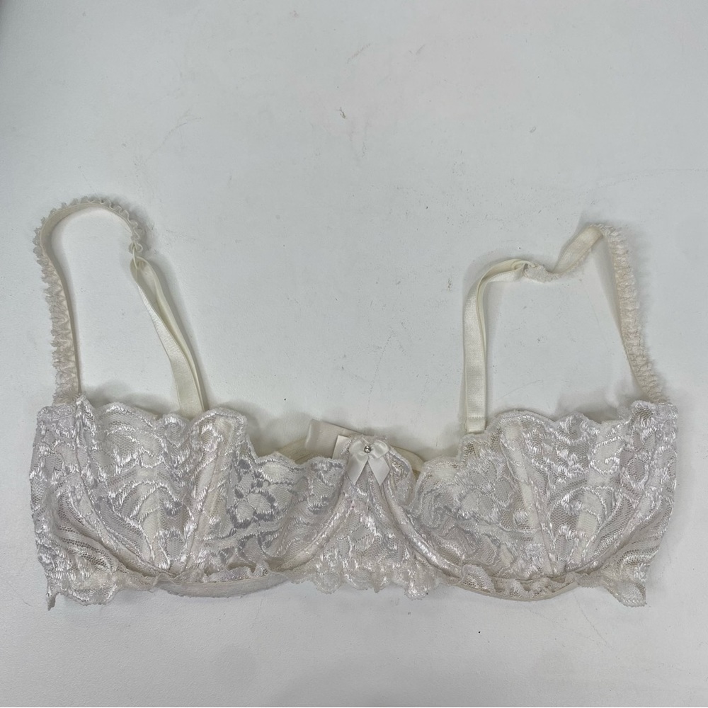 VTG Intimate Attitudes White Size 40 Structured Lace Unpadded Bra